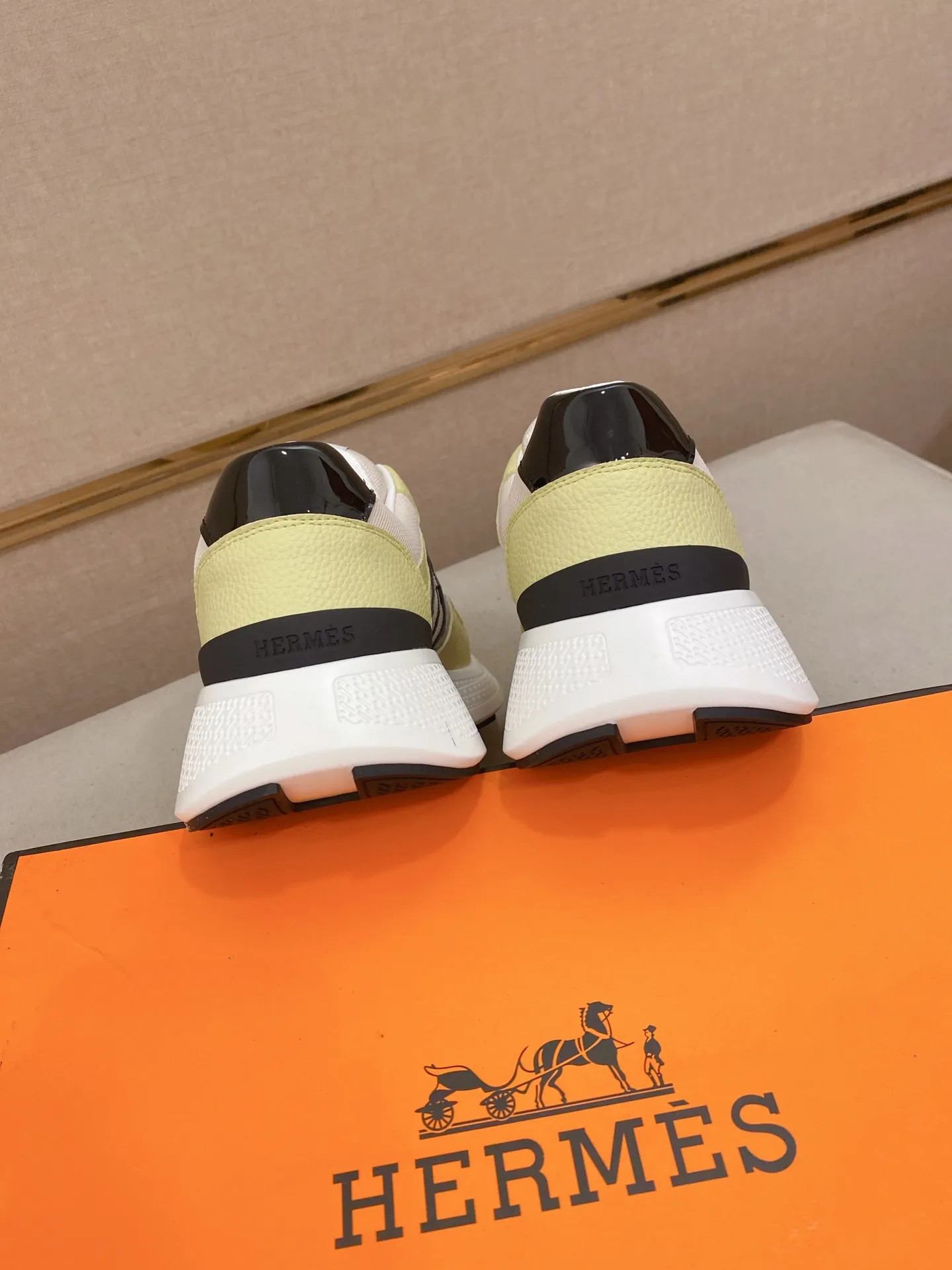 Factory price: 560💰《HERMES》【Classic Original Version】Hermès; Top 🔝 Purchasing Agency 🔍🔍Men's latest 🇺🇸 counters are on sale simultaneously, imported from Italy original ▲▲cowhide ▲▲ (high-end, nobility, class) ) Exquisite workmanship (Italian 🇮🇹 imported water-dyed 🐂 cowhide lining) sole: original sole provided by the original factory, ⚠️exclusive double-layer activity·TPR·rubber·combined molded outsole; super comfortable·wear-resistant·non-slip·environmental protection The real thing is more beautiful if you take the real thing (high quality, follow the order). You can enter and exit the counter at will * Number of yards: 38-44 (45 can be customized and cannot be returned or exchanged)